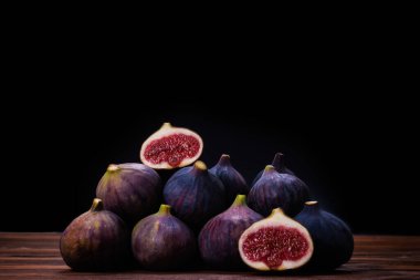 Siyah arka planda lezzetli incirler. Üst Manzara. Dilimler.