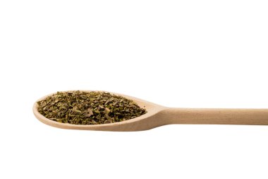 Beyaz arka planda izole edilmiş tahta kaşıkta Oregano baharatı.. 