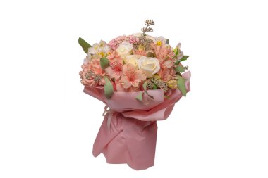 Pembe ambalaj kağıdında yumuşak pembe çiçekler.. 