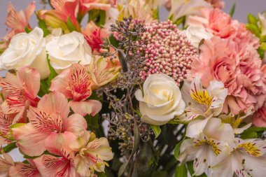 Pembe ambalaj kağıdında yumuşak pembe çiçekler.. 