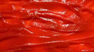 Kırmızı sos arka plan olarak sıçrar.