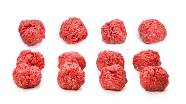 Beyaz arkaplanda çiğ et topları izole.