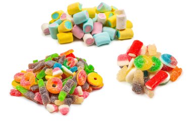 Çeşit çeşit şekerleme. Üst Manzara. Jöleli şekerler. Beyazda izole edilmiş.