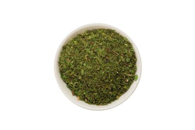 Beyaz arka planda izole edilmiş bir kasede kuru nane şekeri.. 