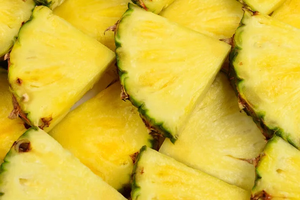 Ananas sulu sarı dilimler arka planda. Üst görünüm.