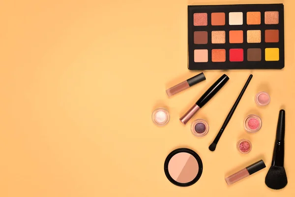 Professionella Makeup Produkter Med Kosmetiska Skönhetsprodukter Ögonskuggor Pigment Läppstift Borstar — Stockfoto