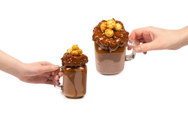 Çikolatalı milkshake, çırpılmış krema, kurabiye, waffle, cam mason kavanozunda servis edilir. 