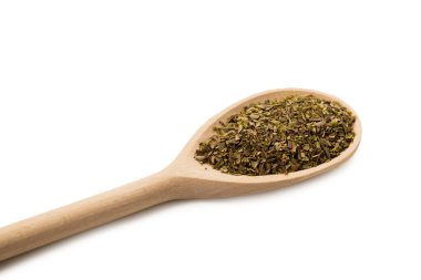 Beyaz arka planda izole edilmiş tahta kaşıkta Oregano baharatı.. 