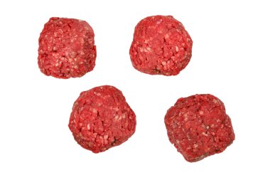 Beyaz arkaplanda çiğ et topları izole.