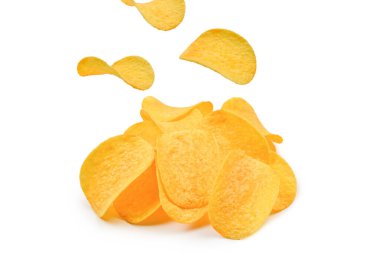 Patates cipsi beyaz arkaplanda izole. 