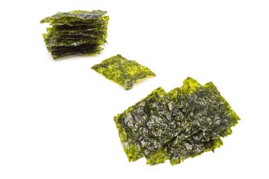 Lezzetli Norveç yosunları beyazda izole edilmiş.. 