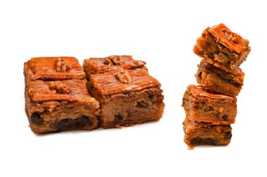 Beyaz arka planda izole edilmiş lezzetli baklava.