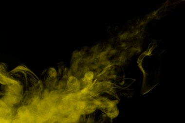 Siyah arka planda sarı buhar. Boşluğu kopyala.