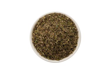 Beyaz arka planda izole edilmiş bir kâsede Oregano.. 