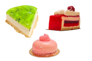 Beyaz arkaplanda izole edilmiş kivi peynirli kek parçası. 