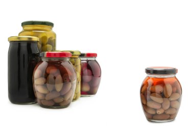 Beyaz arka planda izole edilmiş şişedeki zeytinler.. 