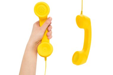 Kadının elindeki sarı cep telefonu beyaza izole edilmiş. Boşluğu kopyala.