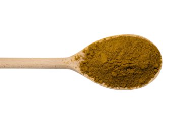 Beyaz arka planda izole edilmiş tahta kaşıkta köri. Üst görünüm.