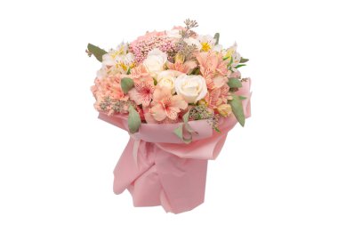 Pembe ambalaj kağıdında yumuşak pembe çiçekler.. 