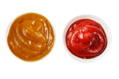 Beyaz arka planda beyaz tabakta portakal sosu.