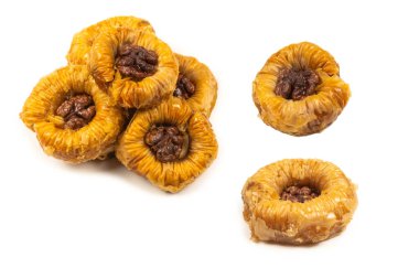 Beyaz arka planda izole edilmiş lezzetli baklava.