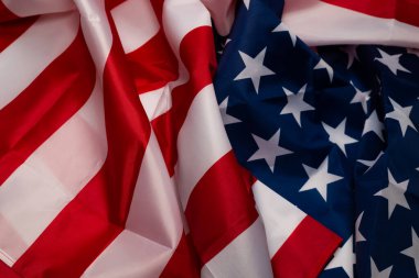 Arka plan olarak Amerikan bayrağı. Üst görünüm.