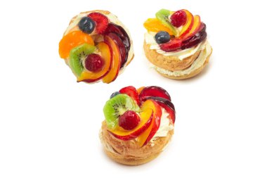 Beyaz üzerine izole edilmiş kremalı ve meyveli kek.. 