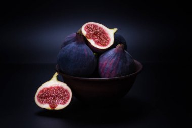 Siyah arka planda lezzetli incirler. Üst Manzara. Dilimler.