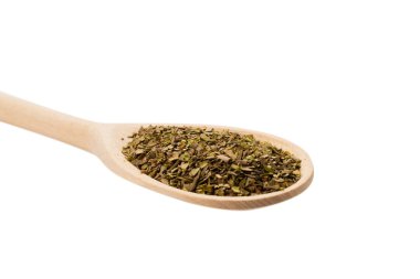 Beyaz arka planda izole edilmiş tahta kaşıkta Oregano baharatı.. 