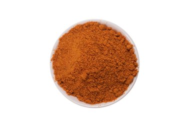 Beyaz arka planda izole edilmiş bir kasede kırmızı biber.. 