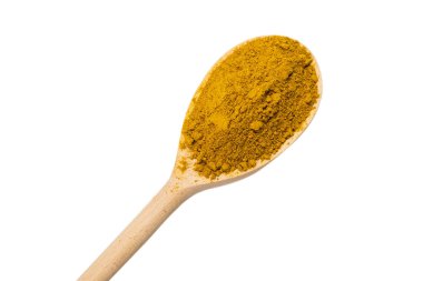 Beyaz arka planda izole edilmiş tahta kaşıkta köri.. 