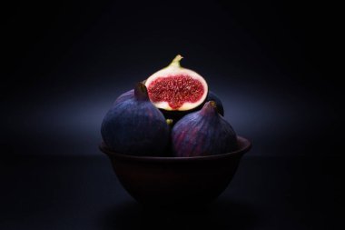 Siyah arka planda lezzetli incirler. Üst Manzara. Dilimler.