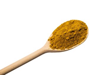 Beyaz arka planda izole edilmiş tahta kaşıkta köri.. 