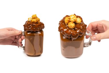 Çikolatalı milkshake, çırpılmış krema, kurabiye, waffle, cam mason kavanozunda servis edilir. 