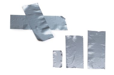 Beyaz arka planda izole edilmiş gümüş koli bandı parçaları. Üst görünüm. 