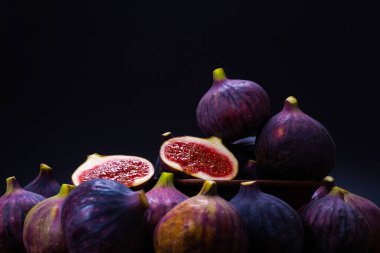 Siyah arka planda lezzetli incirler. Üst Manzara. Dilimler.