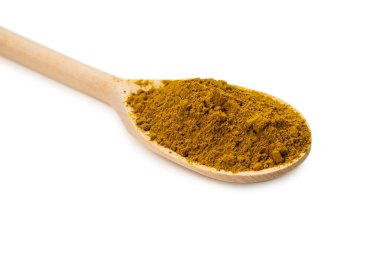 Beyaz arka planda izole edilmiş tahta kaşıkta köri.. 