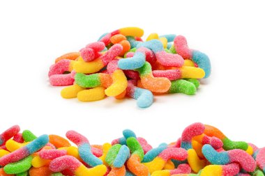 Beyaza izole edilmiş sulu renkli jöle tatlılar. Şekerleme. Yılanlar.. 