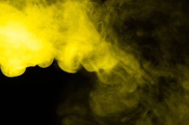 Siyah arka planda sarı buhar. Boşluğu kopyala.