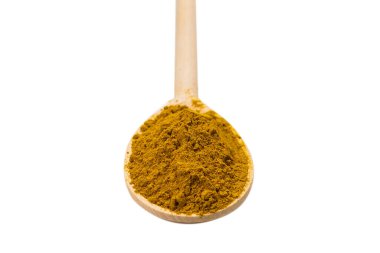 Beyaz arka planda izole edilmiş tahta kaşıkta köri.. 