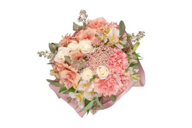 Pembe ambalaj kağıdında yumuşak pembe çiçekler.. 