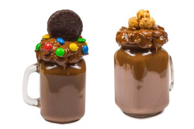 Çikolatalı milkshake, çırpılmış krema, kurabiye, waffle, cam mason kavanozunda servis edilir. 