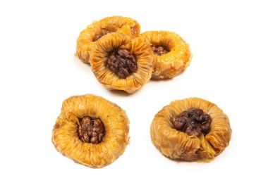 Beyaz arka planda izole edilmiş lezzetli baklava.