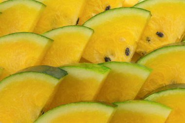 Beyaz arkaplanda izole edilmiş sarı karpuz. 