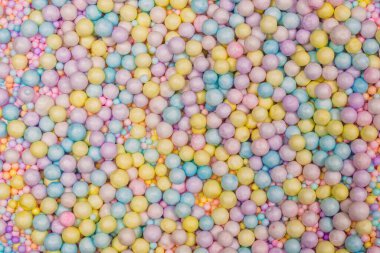 Mor, sarı, mavi plastik toplar arka plan.  