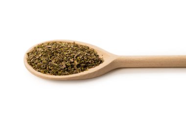Beyaz arka planda izole edilmiş tahta kaşıkta Oregano baharatı.. 