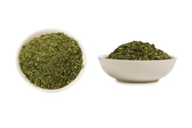 Beyaz arka planda izole edilmiş bir kasede kuru nane şekeri.. 