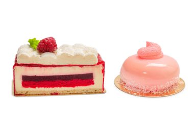 Ahududulu kek beyaz arkaplanda izole.