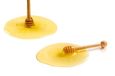 Beyaz arka planda ballı Dipper. Metin veya tasarım için boşluk. 