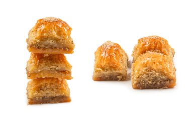 Beyaz arka planda izole edilmiş enfes tatlı baklava. Üst görünüm.